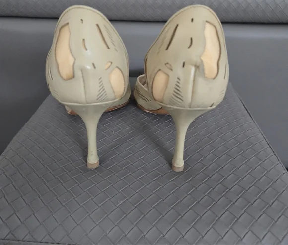 Giorgio Armani Cream Heels with Perforated Design - Picture 4 of 8